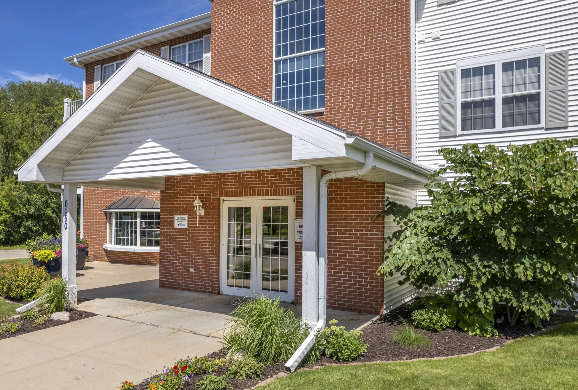 exterior image of monarch at middleton shores