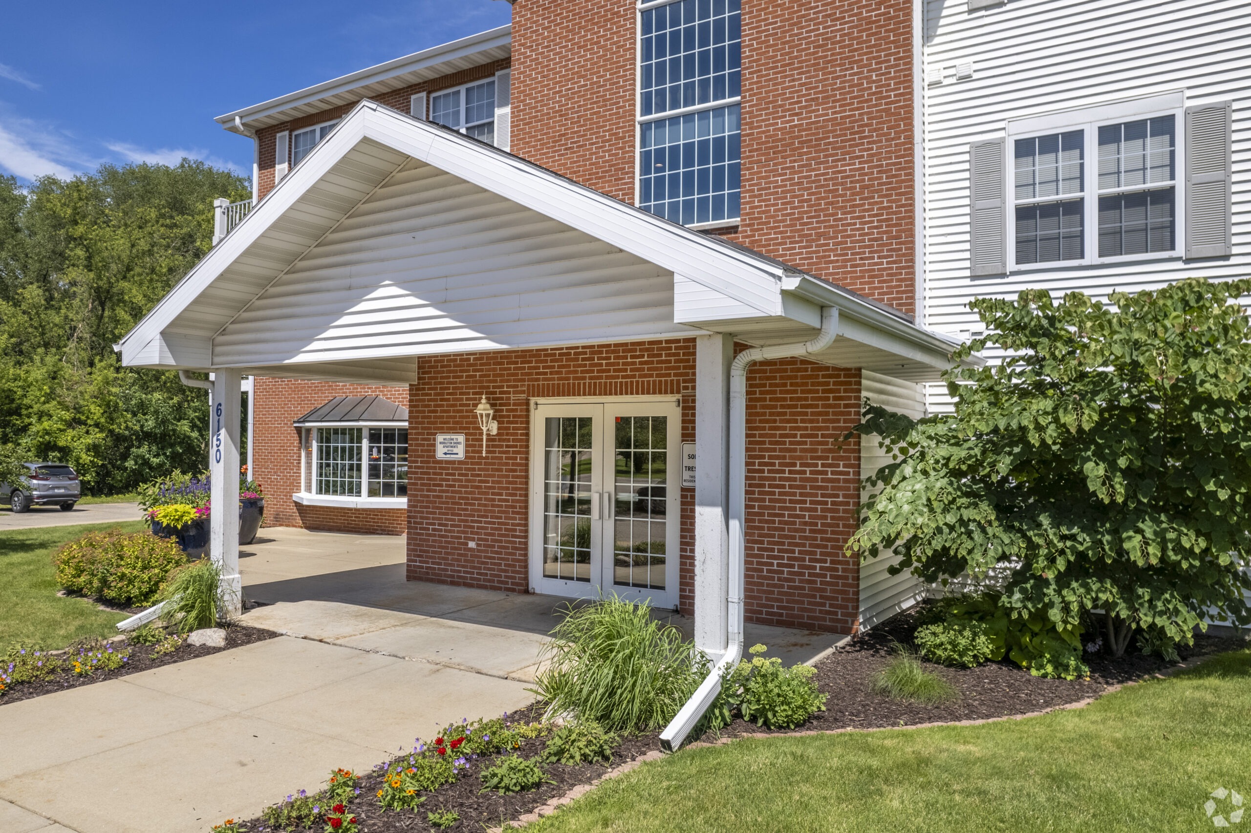 exterior image of monarch at middleton shores