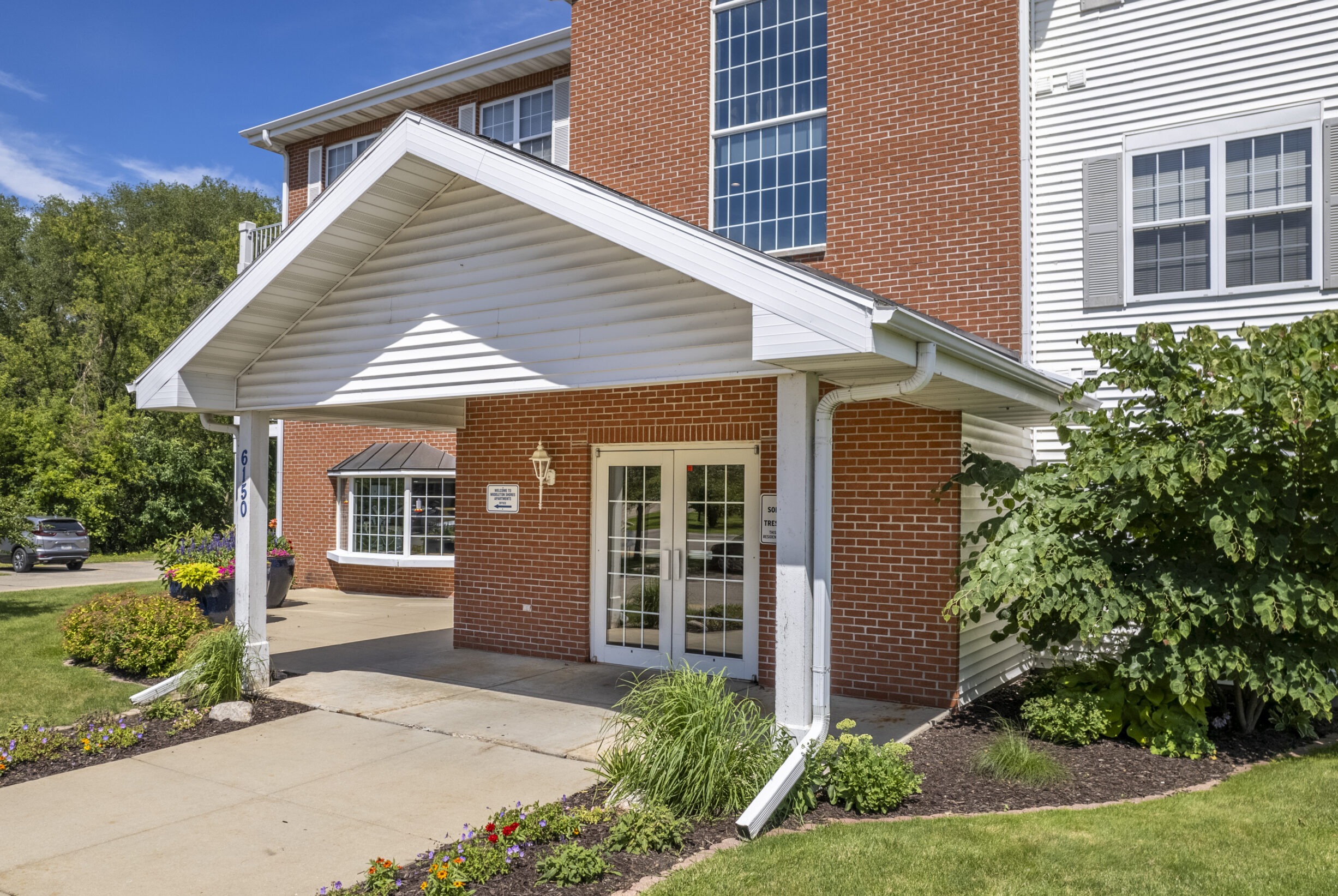 exterior image of monarch at middleton shores